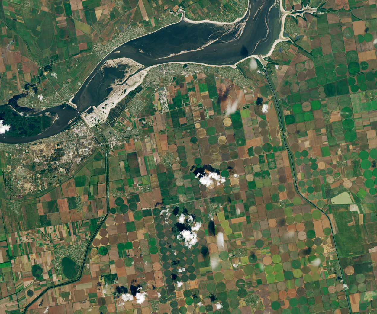 18 June 2023: exposed pale reservoir margins and canal inlets near Kakhovka.